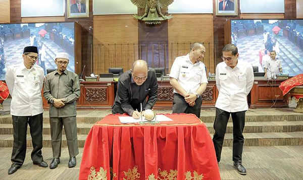 Penandatanganan— Ketua DPRD Sumbar Supardi bersama Wakil Gubernur Sumbar Audy Joinaldi melakukan penandatanganan  persetujuan Ranperda PPA tahun 2022 untuk dijadikan Peraturan daerah.