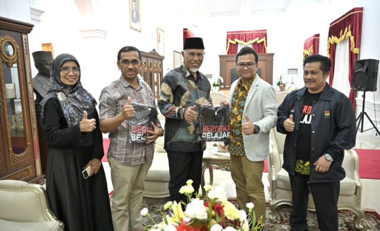 BERTEMU— Gubernur Sumbar, Mahyeldi Ansharullah didampingi Kepala Disdik Sumbar, Barlius bertemu Direktur Dikmen Diksus Kemendikbudristek, Putra Aska Elevri, di Padang, Sabtu malam (15/7).