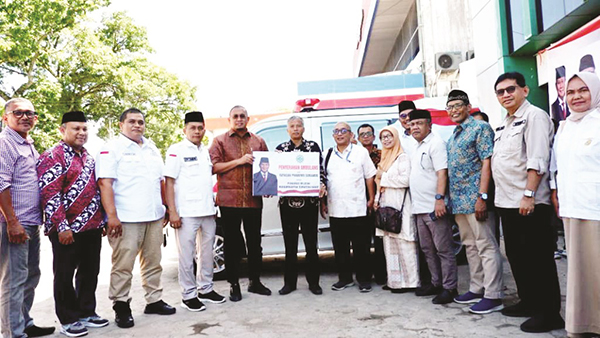 Andre Rosiade Antarkan Ambulans Prabowo untuk PW Muhammadiyah Sumbar 1 BANTUAN AMBULANS— Anggota DPR RI asal Sumbar Andre Rosiade menyerahkan satu unit ambulans dari Prabowo Subianto kepada Pimpinan Wilayah (PW) Muhammadiyah Sumbar, Selasa (25/7). Ambulans langsung diterima Ketua PW Muhammadiyah Sumbar Bakhtiar beserta pengurus lainnya.