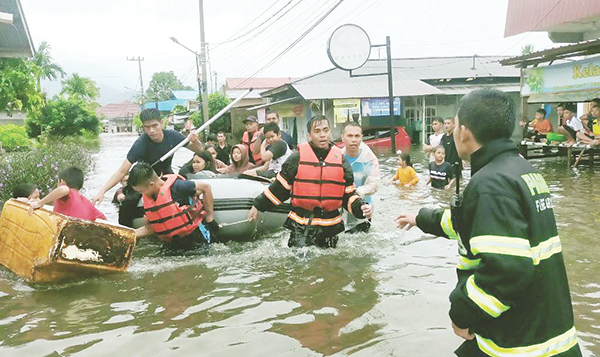 PERAHU KARET— Sejumlah warga yang terjebak banjir, berhasil dievakuasi tim gabungan dengan perahu karet, Jumat (14/7) pagi.
