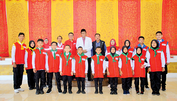 PELEPASAN— Wako Padang Hendri Septa melepas keberangkatan anggota PMR binaan PMI Kota Padang yang tergabung sebagai kontingen Provinsi Sumbar, untuk mengikuti Jumbara di Lampung, Jumat (30/6).