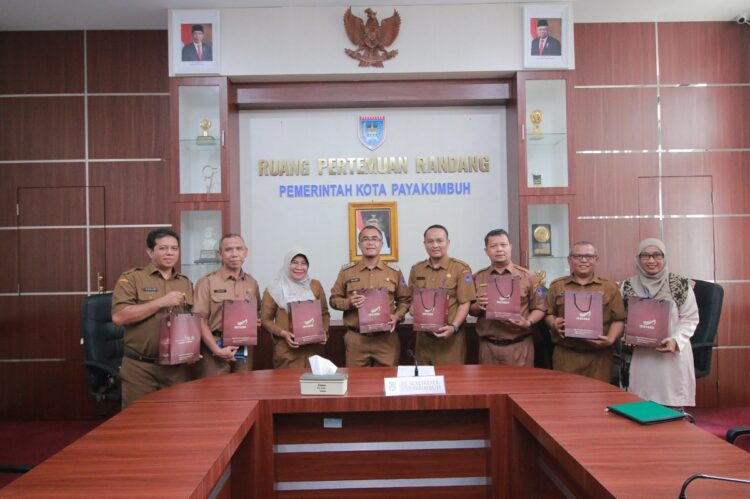238 Pouch Rendang Hasil Kurban ASN Kota Payakumbuh Dibagikan 1 RENDANG KURBAN— Pj Wali Kota Rida Ananda bersama Kepala Dinas saat menerima rendang kurban ASN, baru-baru ini.