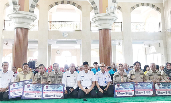 DANA OPERASIONAL— Wako Padang Hendri Septa menyerahkan dana operasional triwulan kedua untuk ketua RT, RW, kader posyandu, kader PAUD, guru TPA/TPQ, guru MDA/MDT serta imam masjid di Kecamatan Padang Barat, Rabu (26/7) di Masjid Sahara, Padang Pasir.