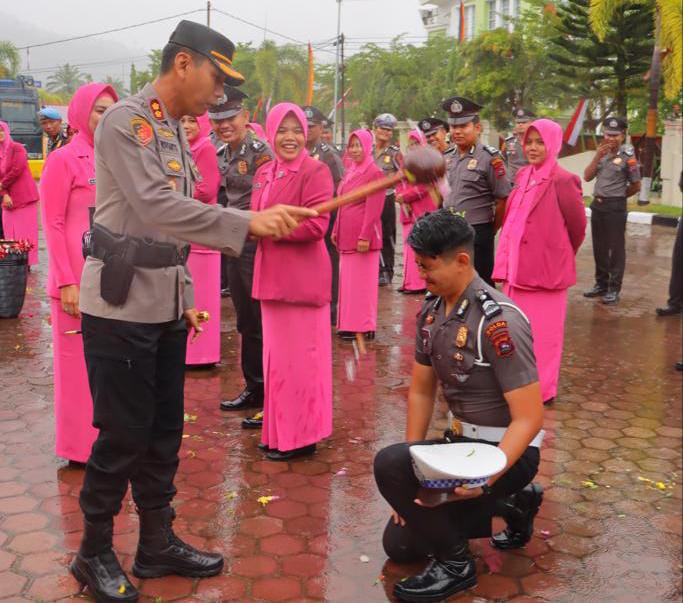 27 orang Personil Polres Pessel Nai Pangkat, Kapolrs Pessel Sampaikan Pesan 1 2d319238 4999 4803 9100 98328a2815ef