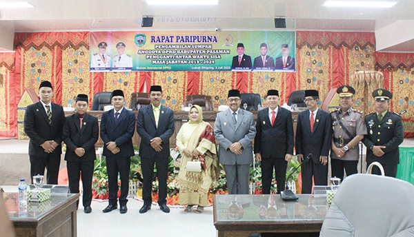 FOTO bersama Ketua DPRD, Bustomi (tiga kiri), Bupati Pasaman dan anggota DPRD dilantik (empat kiri).