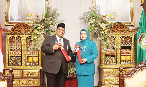 Hargnas ke 30, Bupati Suhatri Bur dan Ketua TP PKK Padangpariaman Terima Penghargaan MKK dari BKKBN Pusat 1 BUPATI dan Ketua TP-PKK Padangpariaman usai terima penghargaan.