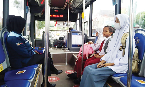 BAYAR Rp1— Pengguna setia Trans Padang cukup membayar Rp1 saat momen peringatan HUT Kota Padang ke-354 yang jatuh pada 7 Agustus mendatang.