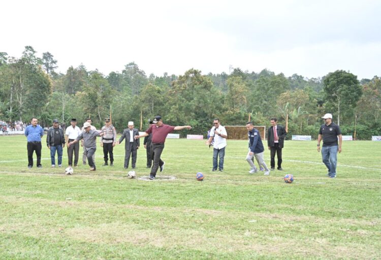 BUKA KEJUARAAN— Gubernur Sumbar, Mahyeldi Ansharullah, saat membuka Kejuaraan Sepak Bola U23 Tingkat Provinsi di Lapangan Puncak Alai, Kecamatan Tanjung Baru, Kabupaten Tanah Datar, Rabu (19//7).
