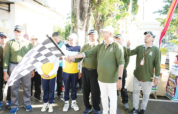 Diikuti Ribuan Peserta, Jalan Sehat Hari Koperasi Nasional Meriah 1 Gubernur Sumbar, Mahyeldi Ansharullah bersama Ketua Dekopin Nurdin Halid dan Ketua Dekopinwil Sumbar, Hendra Irwan Rahim melepas peserta Jalan Sehat.