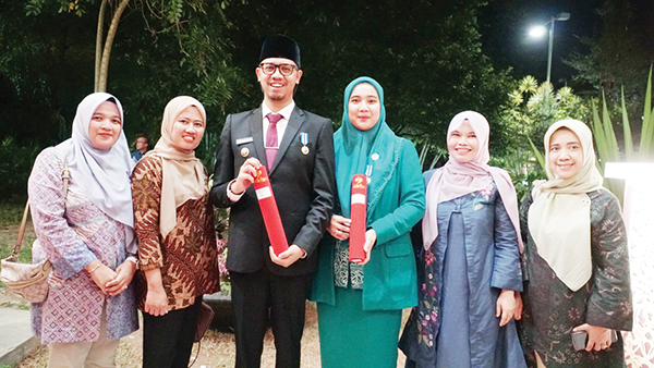 Walikota Bukittinggi Erman Safar, Ketua TP PKK Bukittinggi, Ny. Fiona Agyta Erman Safar, bersama Dinas terkait memperlihatkan Penghargaan Nasional Tertinggi Program Pembangunan Keluarga Manggala Karya Kencana 2023.