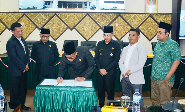MENANDATANGANI-- Ketua DPRD Kota Padang Syafrial Kani menandatangani pengesahan Perda Pertanggungjawaban Pelaksanaan Anggaran Pendapatan dan Belanja Daerah (APBD) Kota Padang Tahun 2022.