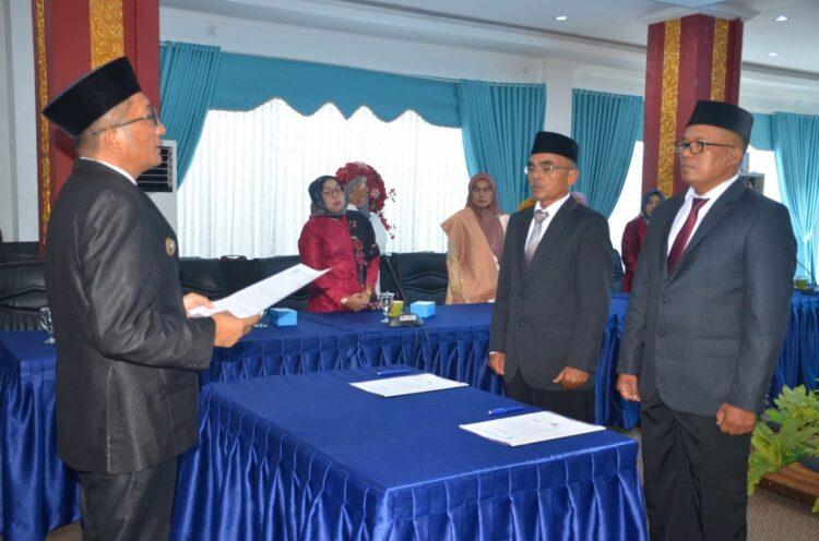 Melantik--Wali Kota Padang Hendri Septa yang juga selaku Kuasa Pemilik Modal (KPM) Perusahaan Umum Daerah Air Minum (Perumda AM) Kota Padang, secara resmi melantik Drs. Arfinel dan Effendi, SP  sebagai Dewan Pengawas (Dewas) Perumda Air Minum.