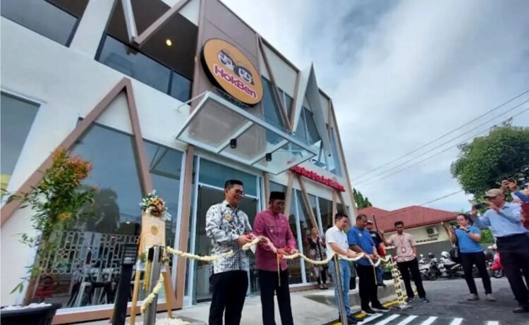 Pelopor Makanan Bergaya Khas Jepang, HokBen Hadir Lagi untuk Warga Padang 1 MERESMIKAN--Wali Kota Padang Hendri Septa meremikan Restoran Hoka-Hoka Bento di Jl. Bagindo Aziz Chan Nol 34, Padang. Jumat (30/1).