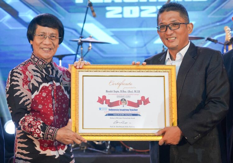Peduli Terhadap Pers dan Pendidikan Anak, Hendri Septa Terima Dua Penghargaan 1 Penghargaan-- Ketua LPAI Seto Mulyadi memberikan penghargaan kepada Wali Kota padang Hendri Septa.