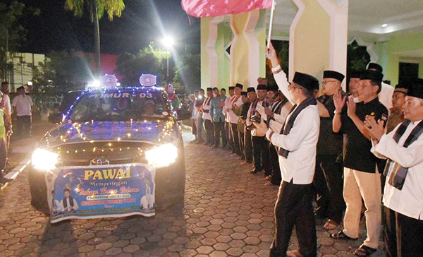 PAWAI 1 MUHARAM— Wali Kota Hendri Septa melepas peserta pawai menyambut Tahun Baru 1445 Hijriyah, yang diikuti peserta dari 11 kecamatan di Kota Padang, Selasa (18/7) malam, di halaman Masjid Agung Nurul Iman.