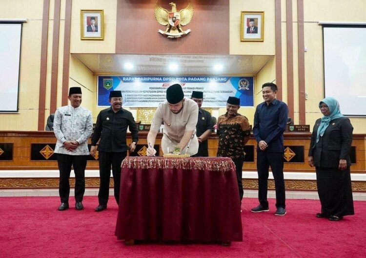 Pemko dan DPRD Padang Panjang, Setujui Dua Perda dan Pengembalian Tanah SDN 16 Koto Katik Lama 1 TANDA TANGAN—Wali Kota Padang Panjang, H. Fadly Amran, BBA Datuak Paduko Malano, tandatangani berkas acara dua Rancangan Peraturan Daerah (Ranperda).