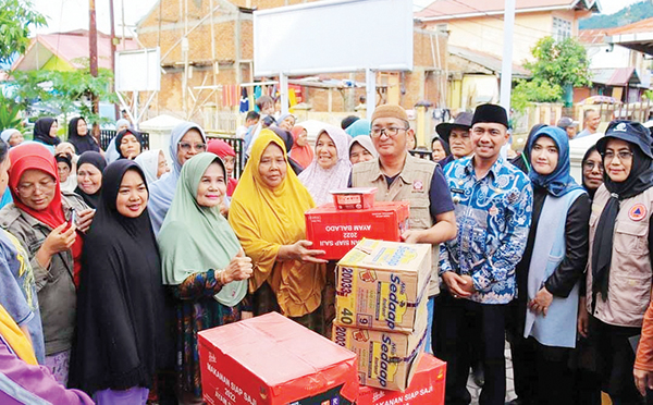 Banjir di Kecamatan Padang Selatan, Korban Butuh Tenda, 45 Rumah Dihondoh Longsor, 12 Kelurahan Terendam 1 PENYERAHAN BANTUAN— Wako Hendri Septa bersama Plt Kalaksa BPBD Kota Padang Yenni Yuliza melakukan peninjuan di lokasi korban banjir serta menyerahkan langsung bantuan kepada para korban.