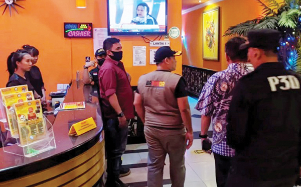 PENGAWASAN— Tim gabungan Pemko Padang melakukan pengawasan terhadap tempat usaha di Kota Padang, Kamis (27/7) malam. Dari enam tempat usaha yang diawasi, ada dua pengusaha kafe yang dipanggil karena melakukan pelanggaran perda.