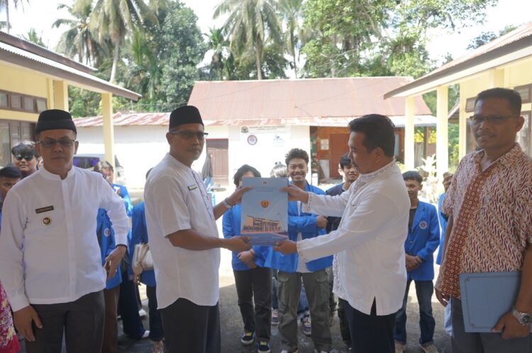SERAHTERIMA— Dosen Pembimbing Lapangan menyerahkan surat serah terima mahasiswa  ISI Padangpanjang  yang akan KKN , di halaman Kantor Camat Sungai Geringging.