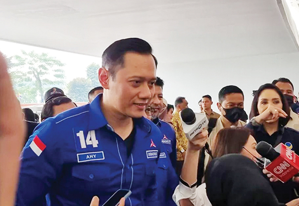 AHY Masuk 5 Besar Cawapres Ganjar, Demokrat: Bukti Ketokohan dan Elektabilitasnya Diperhitungkan 1 HADIRI APEL SIAGA— Ketua Umum Partai Demokrat Agus Harimurti Yudhoyono (AHY) menghadiri Apel Siaga Perubahan di SUGBK, Senayan, Jakarta, Minggu (16/7).