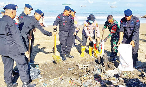 BERSIHKAN KAWASAN PANTAI— Kapolsek Koto Tangah Afrino  bersama seluruh unsur terkait di pemerintahan, lembaga, TNI, mahasiswa, pelajar dan masyarakat, mengangkat sampah sebanyak 1 ton lebih di sepanjang bibir pantai banda air, Pasar Pagi RT 001 RW 012 Kelurahan Pasie Nan Tigo, Kecamatan Kototangah, Kamis (13/7).