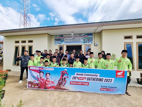 BERIKAN BANTUAN— Komunitas Honda CRF dan CB150X bersama PT Menara Agung memberikan bantuan sosial ke panti asuhan Baitul Makmur Solok Selatan dalam kegiatan MXGP Gathering 2023.