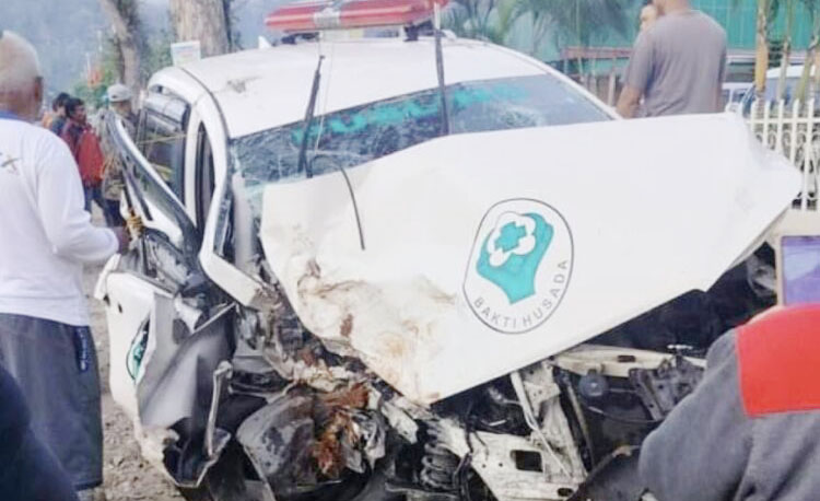 TABRAK POHON— Kondisi mobil ambulans yang menabrak pohon di Kecamatan Panti, Kabupaten Pasaman hingga menewaskan sopir dan pasien.