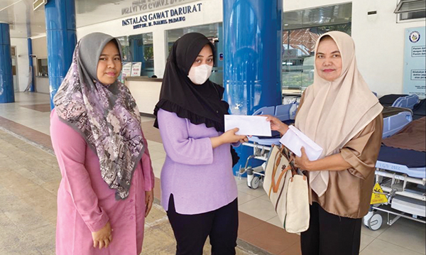 Andre Rosiade Bantu Biaya Berobat Anak Penderita Penyakit Liver asal Limapuluh Kota 1 SERAHKAN BANTUAN— Wakil Ketua DPD Gerindra Sumbar Nurhaida didampingi Wakil Sekretaris Rina Shintya menyerahkan bantuan dari Andre Rosiade untuk Aina melalui kakak kandungnya Anjely Maharani.