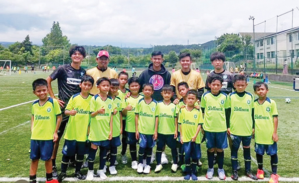 COACHING CLINIC— Para pemain Akademi Sepakbola Intinusa Olah Prima Football Club (ASIOP FC) bertemu dengan pemain Timnas Indonesia Pratama Arhan di Jepang, sekaligus melakukan coaching clinic, Selasa (27/6) lalu.