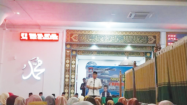 PERINGATAN TAHUN BARU ISLAM — Sekda Kota Padang Andree Algamar memberikan sambutan saat acara peringatan 1 Muharram 1445 Hijriyah di Masjid Agung Nurul Iman, Jumat (21/7).