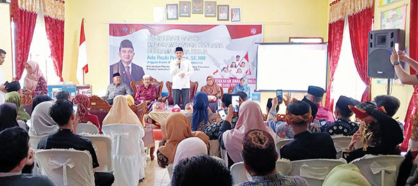 SOSIALISASI— Anggota DPR RI Ade Rezki Pratama memberikan sambutan saat kegiatan sosialisasi dan edukasi bersama BKKBN.