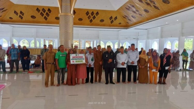 BANTUAN PERBAIKAN RUMAH— Bupati Padangpariaman Suhatri Bur bersama baznas dan menyerahkan bantuan untuk warga yang rumahnya rusak akibat bencana angin puting beliung.