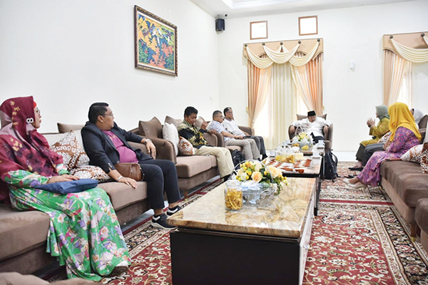 AUDIENSI— Bupati Agam, Andri Warman gelar audiensi dengan Dewan Pengurus Peduli Anak Kemenakan Nagari (Padan) Sumatera Barat di Mess Pemkab Agam Belakang Balok, Bukittinggi, Sabtu (1/7).