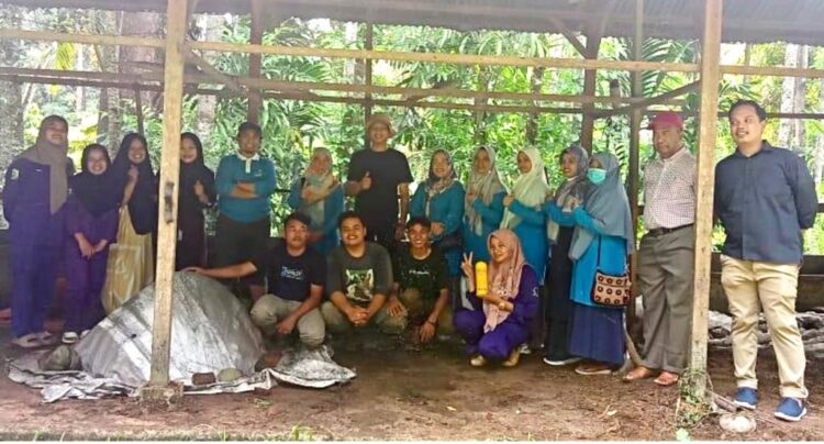 PENGOLAHAN—Pengabdian masyarakat Departemen Teknologi Hasil Ternak Fakultas Peternakan Unand, pendampingan pengolahan limbah ternak menjadi pupuk kompos di Desa Pungguang Ladiang, Kecamatan Pariaman Selatan.