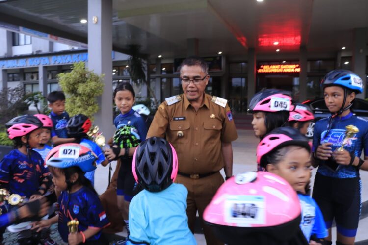 BERIKAN SELAMAT— Pj. Wali Kota Payakumbuh Rida Ananda memberikan selamat kepada atlet sepatu roda yang sedang latihan di halaman Balai Kota Payakumbuh, Selasa (4/7) sore.