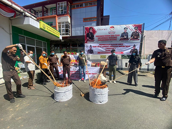 MUSNAHKAN BB— Kejari musnahkan hasil kejahatan pidana dengan cara dibakar.