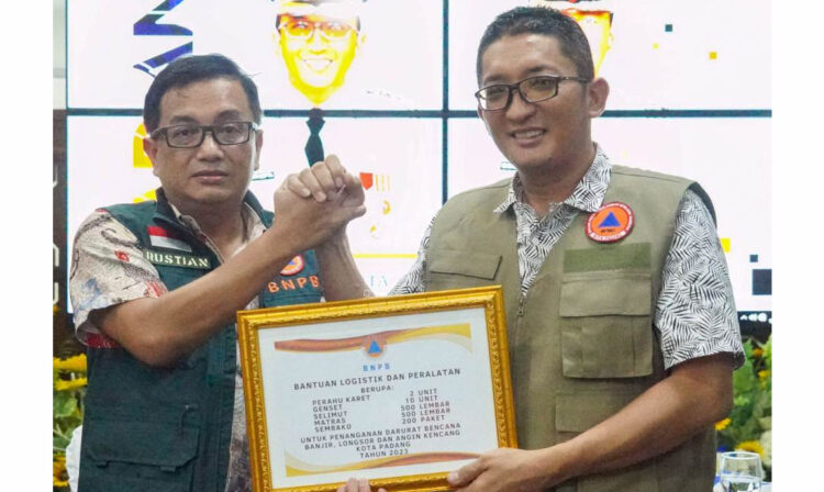 Penanggulangan Pascabanjir, BNPB Bantu Pemko Padang Rp250 Juta, Logistik dan Alat Kebencanaan 1 BANTUAN KEBENCANAAN— Plt. Sestama BNPB RI Rustian, menyerahkan bantuan Rp250 juta serta bantuan logistik dan peralatan kebencanaan kepada Wako Hendri Septa, Minggu (16/7) malam di rumas dinas wako.