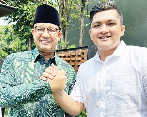 SALAM KOMANDO— Bacaleg Nasdem Kota Payakumbuh Farhan, terlihat salam komando dengan Capres Anis Baswedan.