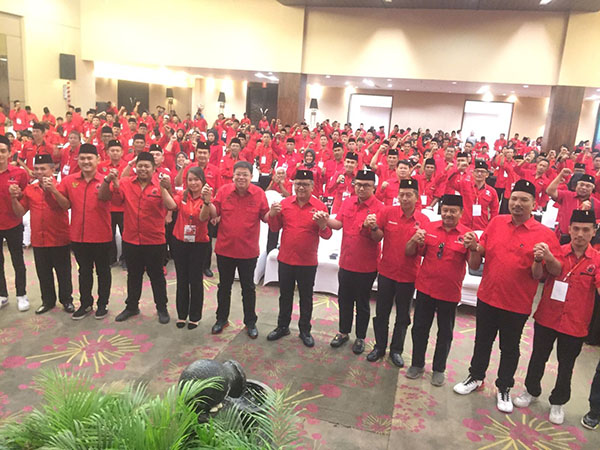 Siap Raih Kemenangan di Sumbar, Hasto Kristiyanto Lantik Pengurus Bappilu PDI Perjuangan 1 PELANTIKAN BAPPILU— Pengurus Badan Pemenangan Pemilu (Bappilu) PDI Perjuangan Sumatera Barat resmi dilantik oleh Sekjek PDI Perjuangan, Hasto Kristiyanto, Selasa (4/7).