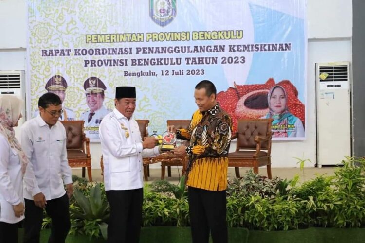 TANGGULANGI KEMISKINAN— Wako Pariaman H Genius Umar saat rakor penanggulangan kemiskinan.