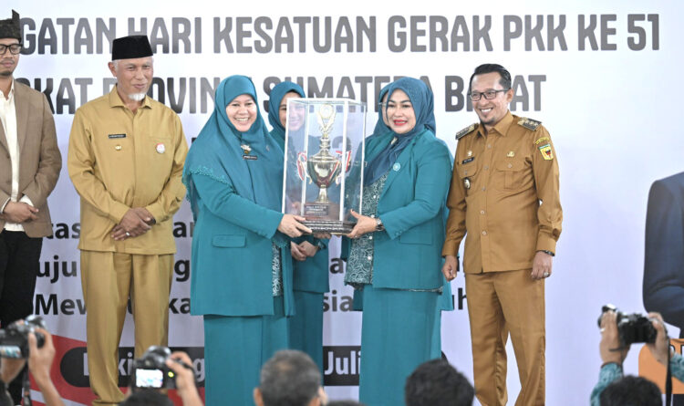 JAMBORE PKK— Penyerahan trophy bergilir Jambore Kader PKK Berprestasi Tingkat Provinsi Sumbar ke-XX kepada Ketua TP PKK Sumbar, Harneli Mahyeldi disaksikan oleh Gubernur Sumbar, Mahyeldi Ansharullah di Istana Bung Hatta Kota Bukittinggi, Selasa (18/7).