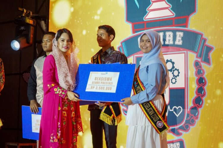 TERPILIH—Terlihat Duta Putra Solok Selatan, Afdhal Fikri terpilih sebagai Duta Genre Favorit dan Maiza Hariyanti Zahra terpilih sebagai Duta Educated putri Sumatera Barat 2023.