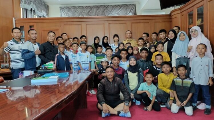 PELEPASAN ATLET— Wako Pariaman H Genius Umar  melepas atlet taekwondo untuk mengikuti kejurda yang digelar di Kabupaten Sijunjung.