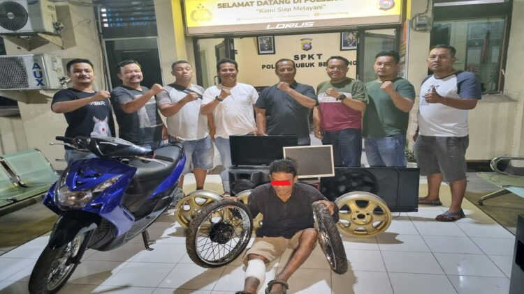 PEMBOBOL RUMAH—
Pelaku NF (36) yang merupakan spesialis bobol rumah ditangkap jajaran Polsek Lubeg.