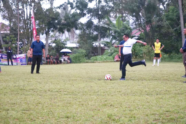 TENDANGAN PERTAMA— Bupati Eka Putra lakukan tendangan pertama pertanda dimulainya secara resmi open turnamen Nunang Sakti Cup 2023 di Lapangan Hijau Nunang Cubadak kecamatan Lima Kaum, Sabtu (1/7).
