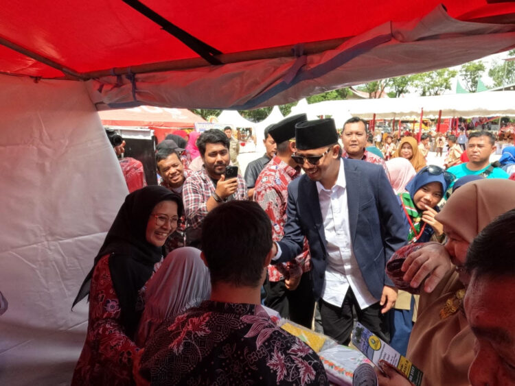 Bukittinggi Tuan Rumah Jamnas Pramuka 2023 1 MENINJAU— Walikota Bukittinggi Erman Safar saat meninjau anak-anak yang mengikuti Jamnas Pramuka Anak dan Peringatan HAN 2023, Sabtu (22/3).