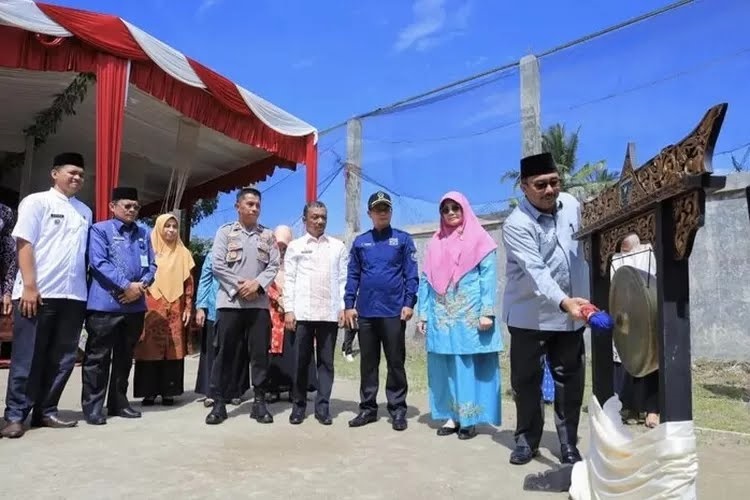 PENCANANGAN BBGRM— Bupati Pasaman Benny Utama saat membuka kegiatan BBGRM.