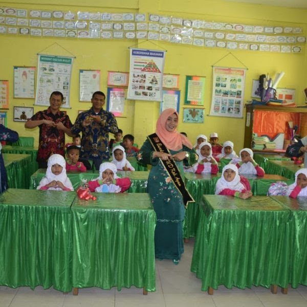 TINJAU—Bunda PAUD Kabupaten Agam, Ny Yenni Andri Warman meninjau dan memonitoring proses belajar mengajar (PBM) di 4 sekolah yang ada di Lubuk Basung