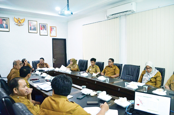 Rapat Inflasi Mingguan III Juli Nasional, Monitoring Komoditas Penyumbang Inflasi 1 RAPAT VIRTUAL— Bupati Agam diwakili Asisten II Setda Agam, Jetson hadiri rapat inflasi mingguan secara virtual di ruang rapat Bupati Agam, Senin (24/7).