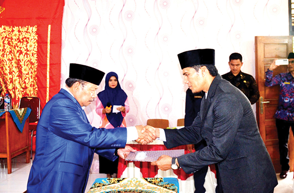 PELANTIKAN WALI NAGARI —Bupati Agam, Andri Warman melantik Penjabat Wali Nagari Candung Koto Laweh yang baru, Asmel R, Kamis (6/7).